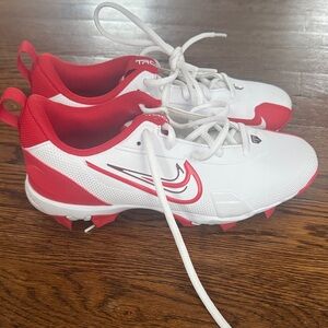 Nike Kids White and Red Low-Top cleats